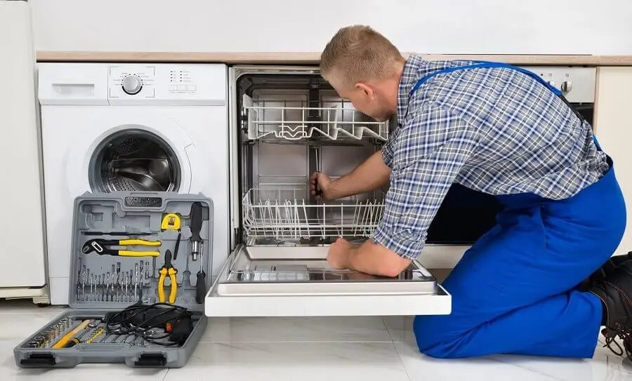 Aliağa Hotpoint servisi teknisyen ekibi beyaz eşya tamiri yaparken